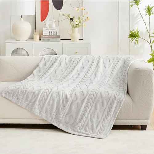 fall blanket - fall essentials - mindoverlatte.com