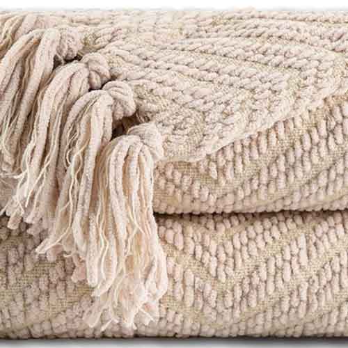 fall blanket - fall essentials - mindoverlatte.com