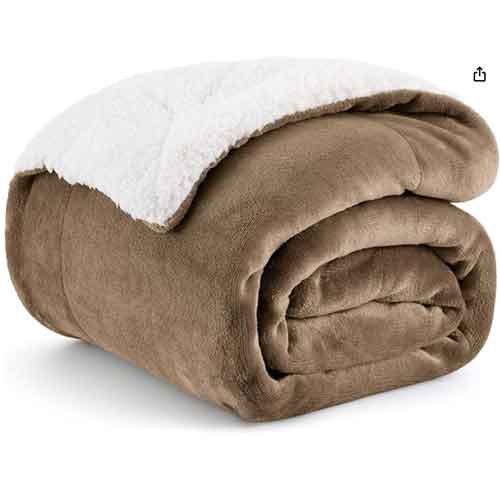 fall blanket - fall essentials - mindoverlatte.com